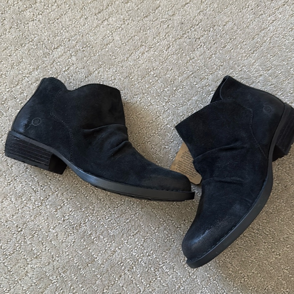 New black suede Western booties US 6.5
Born